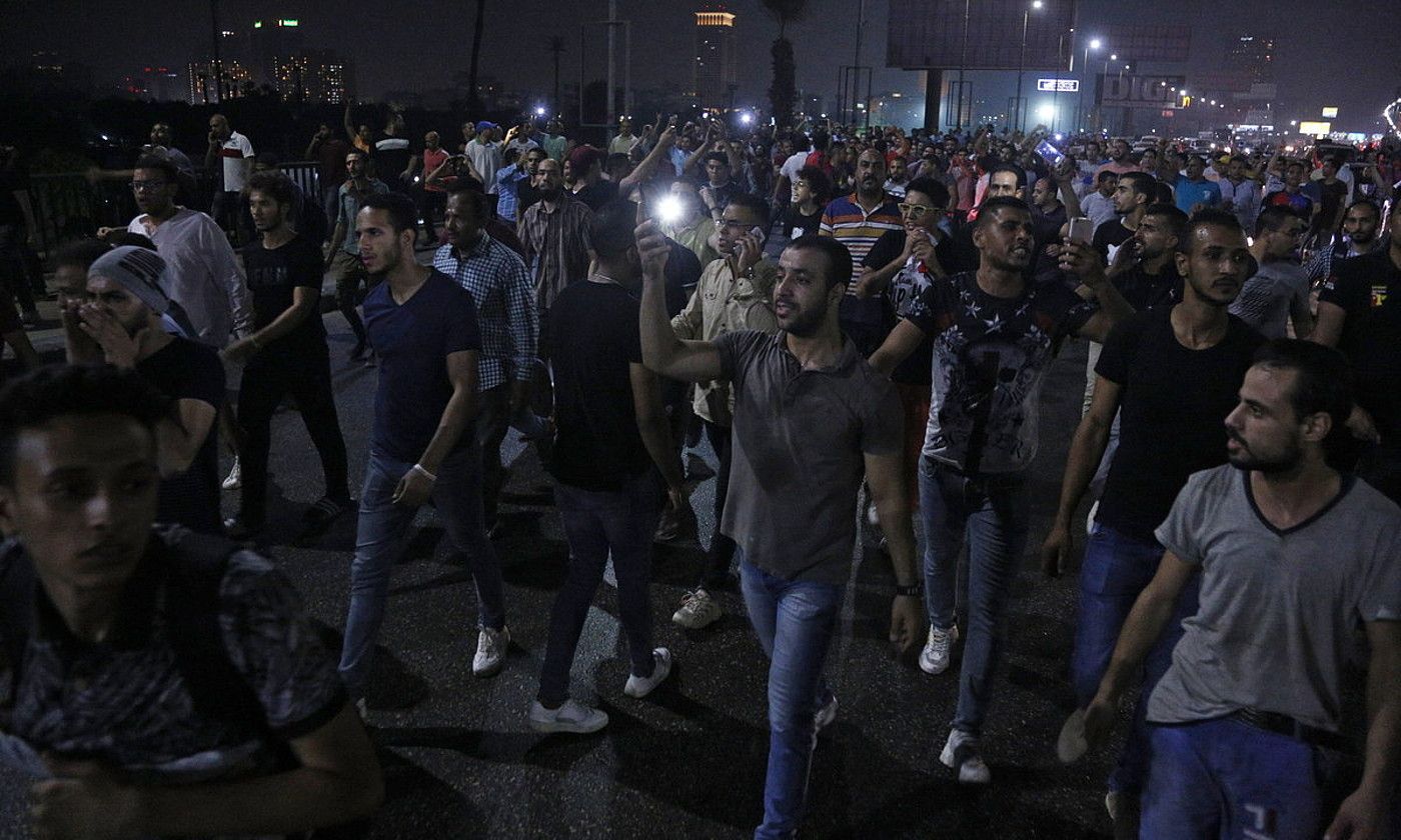 Iaz izandako manifestazio jendetsuen irudi bat, Kairon. EPA / EFE.