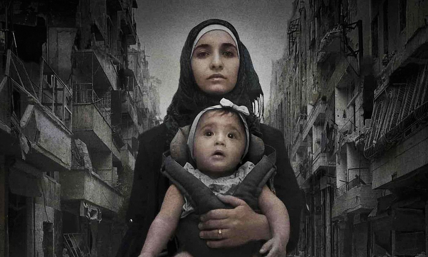 Waad Al-Kateab eta bere haurra, Siriako kale suntsituetan zehar. FOR SAMA. Waad Al-Kateab eta bere haurra, Siriako kale suntsituetan zehar. FOR SAMA.
