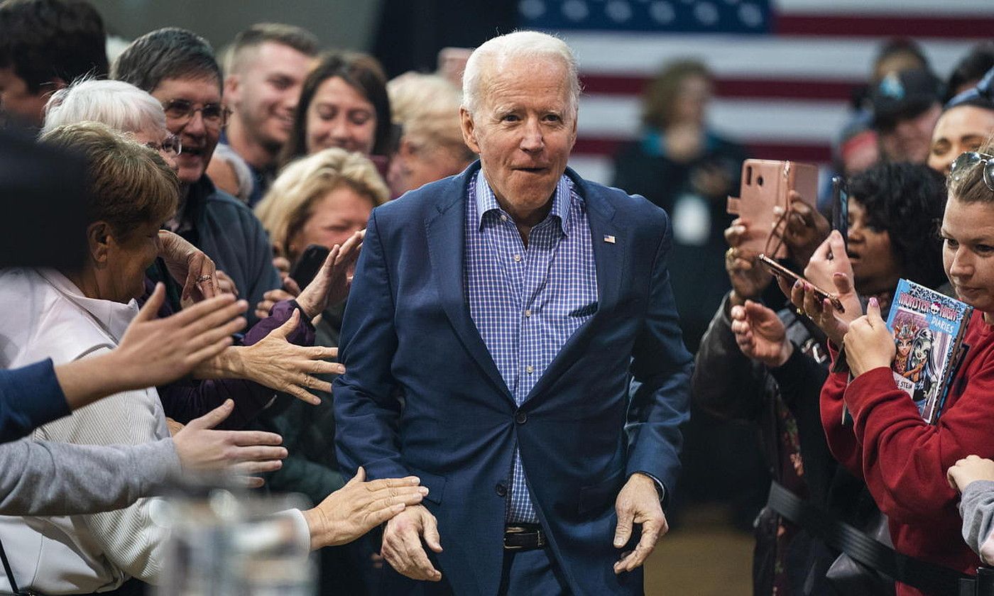 Joe Biden AEBetako Alderdi Demokratako presidentegaia, jarraitzaileen artean agertokira bidean, otsaileko hauteskunde ekitaldi batean. JIM LO SCALZO / EFE. Joe Biden AEBetako Alderdi Demokratako presidentegaia, jarraitzaileen artean agertokira bidean, otsaileko hauteskunde ekitaldi batean. JIM LO SCALZO / EFE.