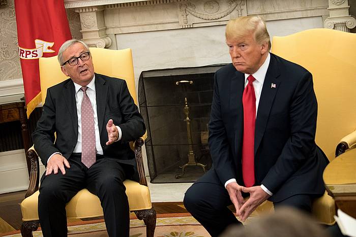 Jean-Claude Juncker eta Donald Trump Etxe Zurian, iazko uztailean. KEVIN DIETSCH / EFE