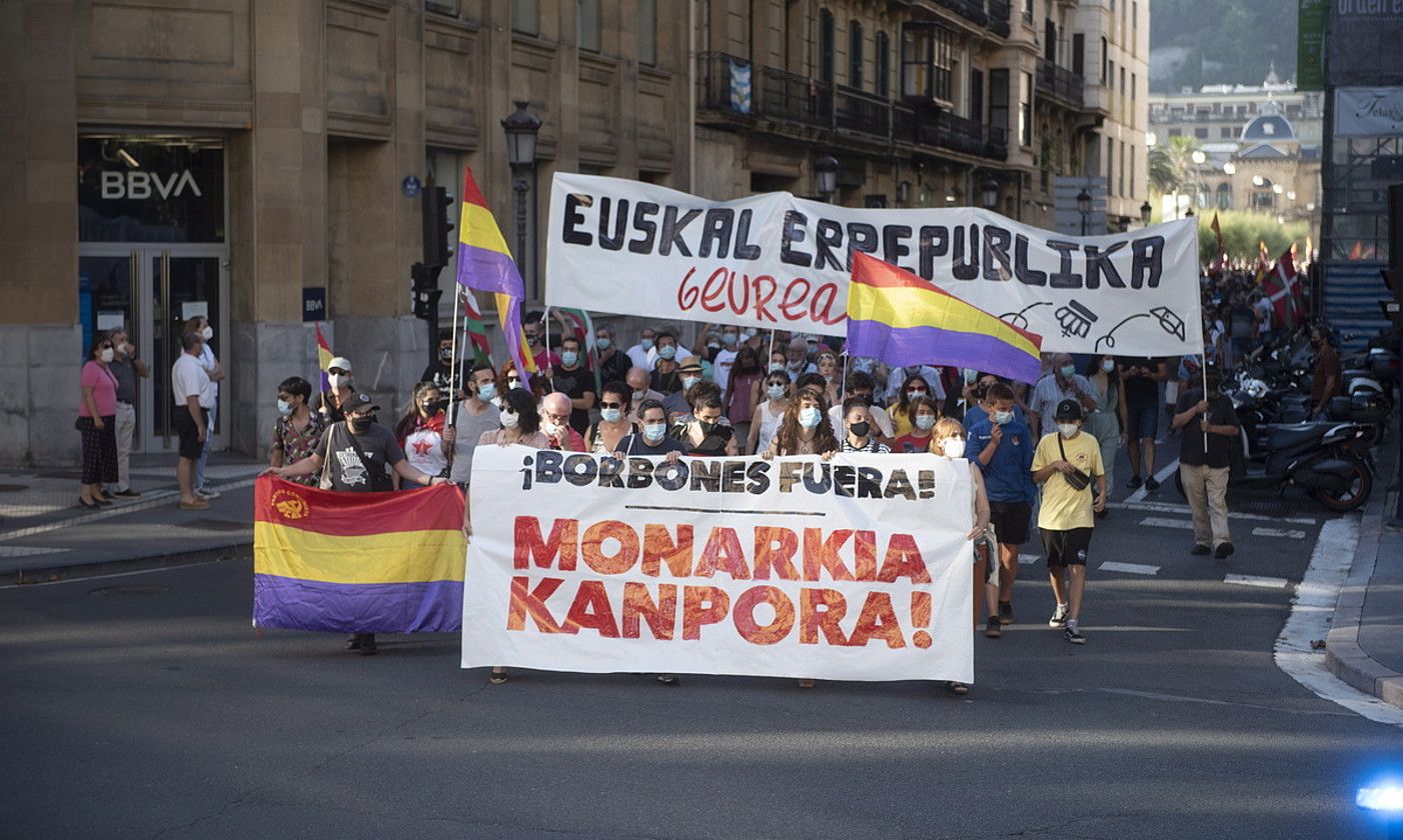 Monarkiaren aurkako protesta bat, Donostian. GORKA RUBIO / FOKU.