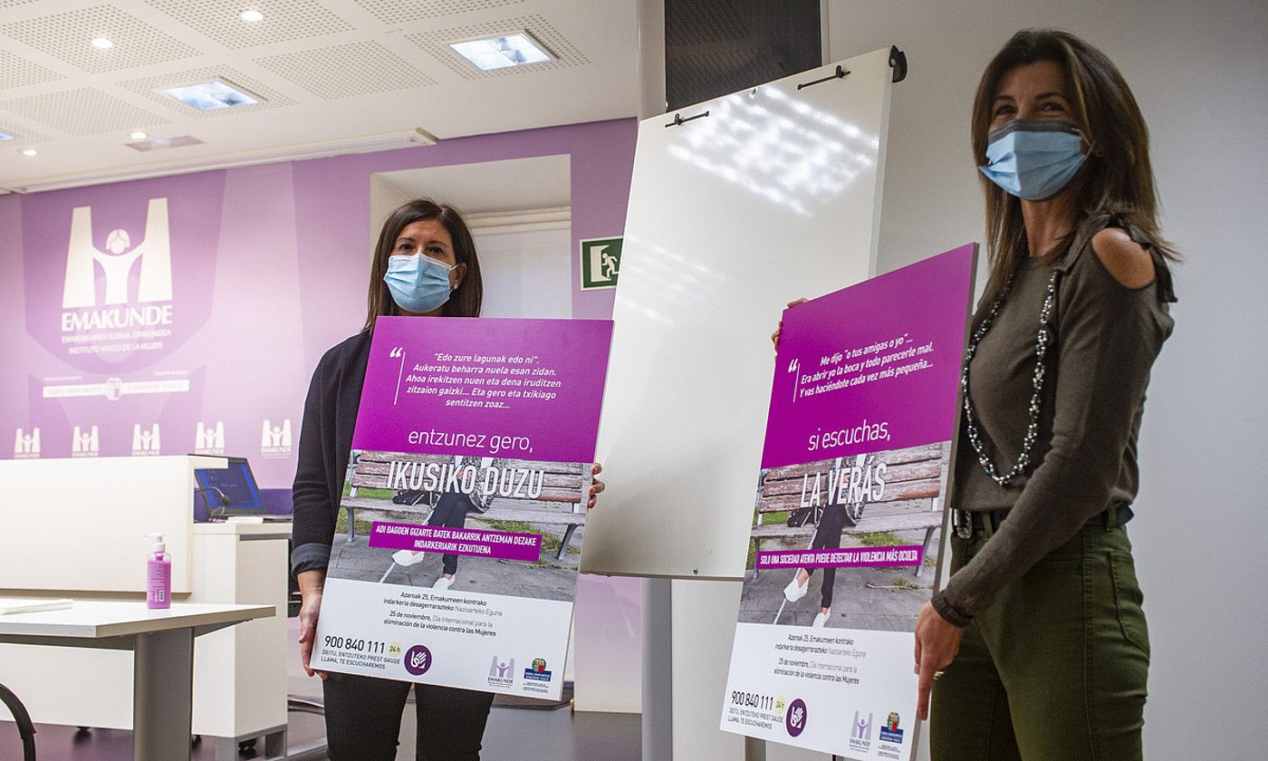 Izaskun Landaida Emakundeko zuzendaria, atzo, kartelarekin. J. FONTANEDA / FOKU. Izaskun Landaida Emakundeko zuzendaria, atzo, kartelarekin. J. FONTANEDA / FOKU.