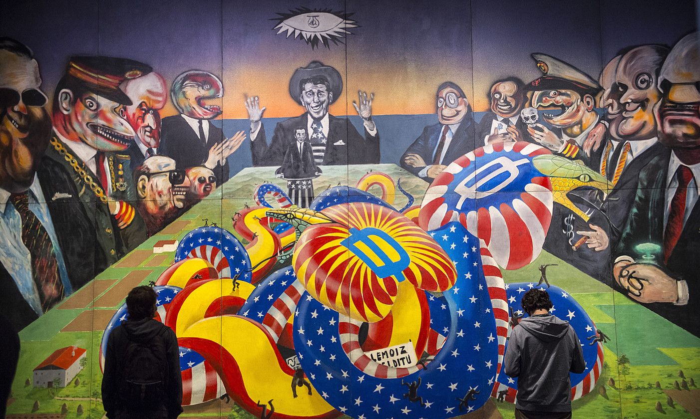 Vicente Ameztoik, Jose Luis Zumetak eta Carlos Zabala artistek 1980an margotutako murala. MARISOL RAMIREZ / FOKU.