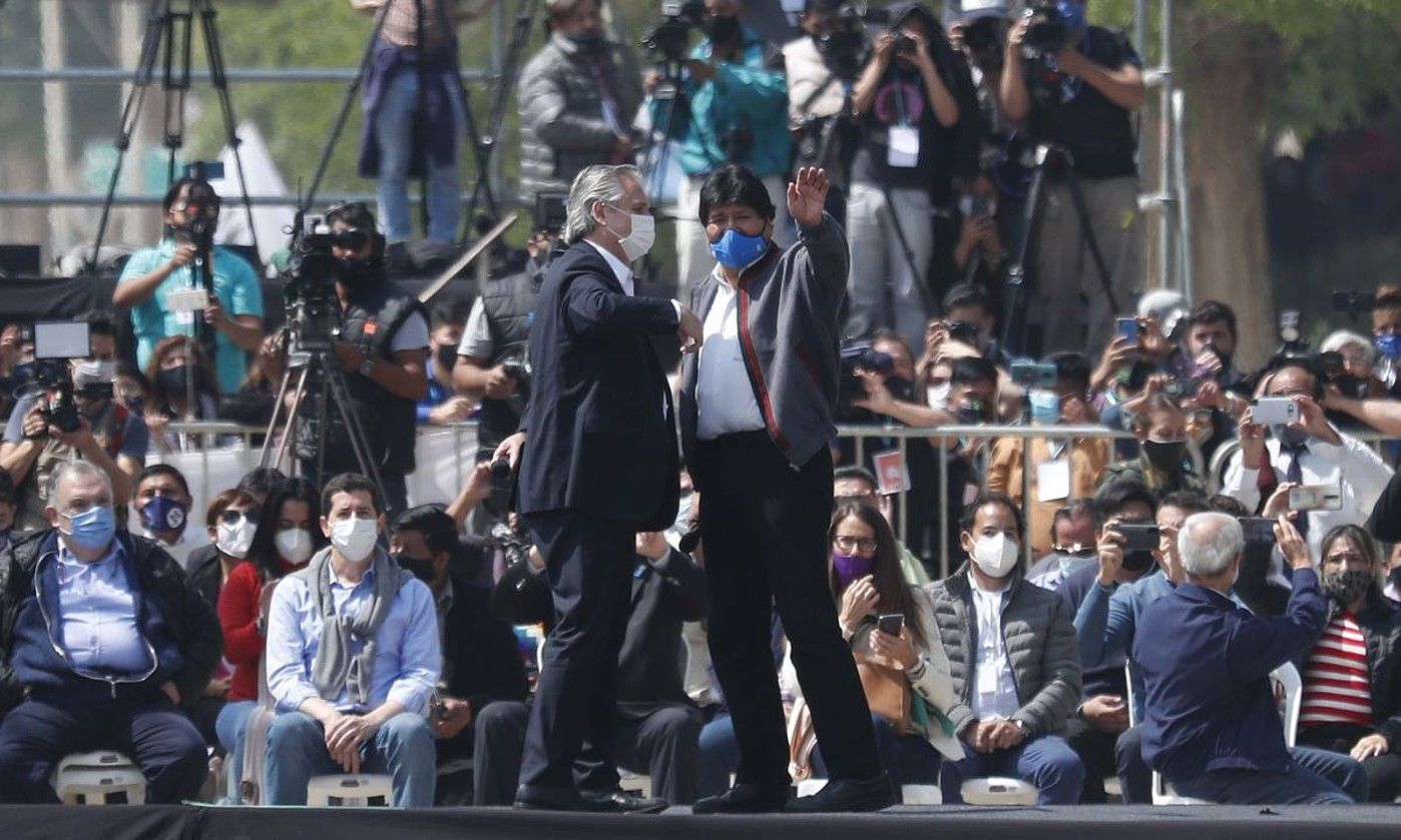 Evo Morales Boliviako presidente ohia Argentinako estatuburuarekin batera, atzo eginiko agur ekitaldian. PAOLO AGUILAR / EFE.