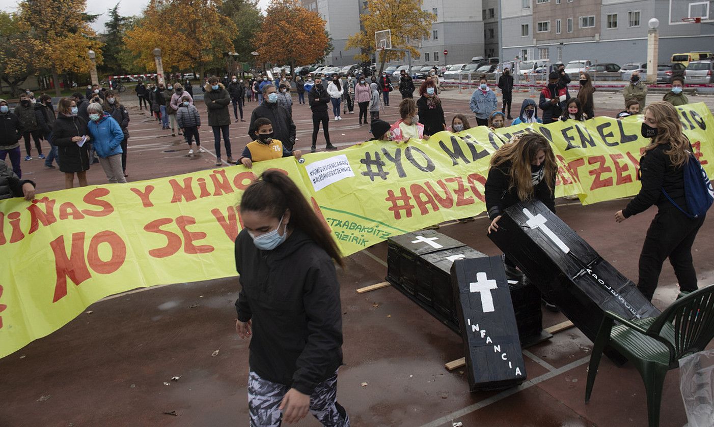 Etxabakoitz Bizirik elkarteak protesta egin zuen iragan astean, Iruñeko Udalaren erabakiaren aurka. JAGOBA MANTEROLA / FOKU. Etxabakoitz Bizirik elkarteak protesta egin zuen iragan astean, Iruñeko Udalaren erabakiaren aurka. JAGOBA MANTEROLA / FOKU.