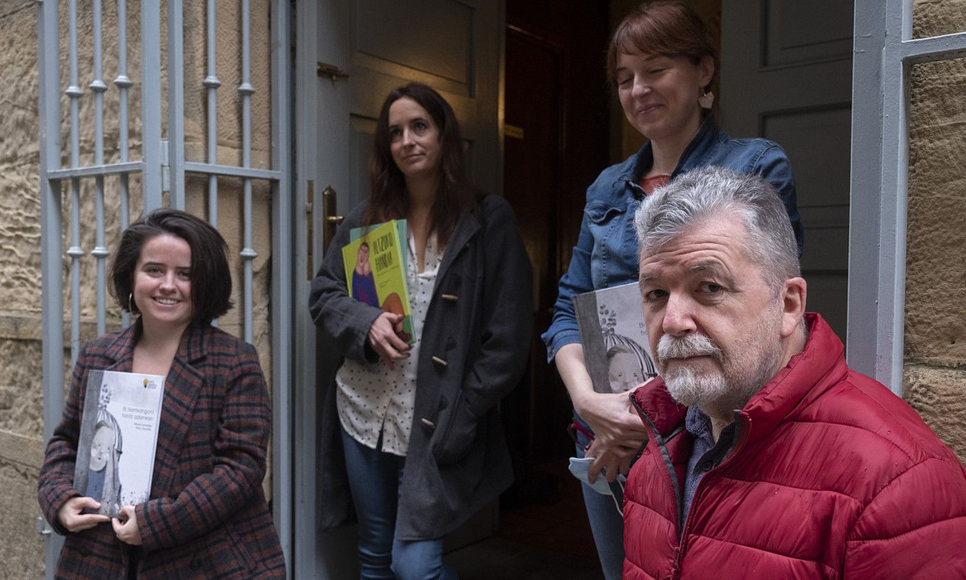 Ezker-eskuin, Malen Amenabar, Karmele Gorroño, Yolanda Larreategi eta Koldo Izagirre, atzo, Donostian. JON URBE / FOKU.