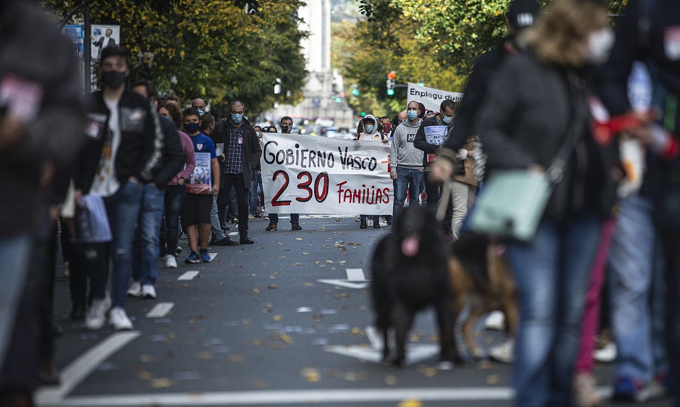 Matriceria Deustoren eta GTSren itxieren aurkako manifestazioan erakutsi zituzten pankartetako bat. ARITZ LOIOLA / FOKU.