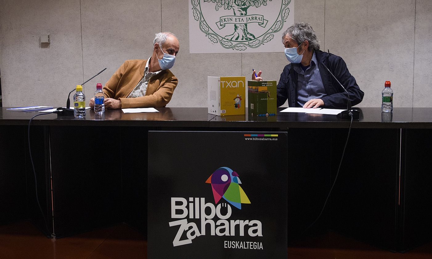 Patxi Zubizarreta eta Juan Kruz Igerabide idazleak, atzo, Bilboko Euskaltzaindiaren egoitzan, hizketan. M. DEL VALLE / FOKU.