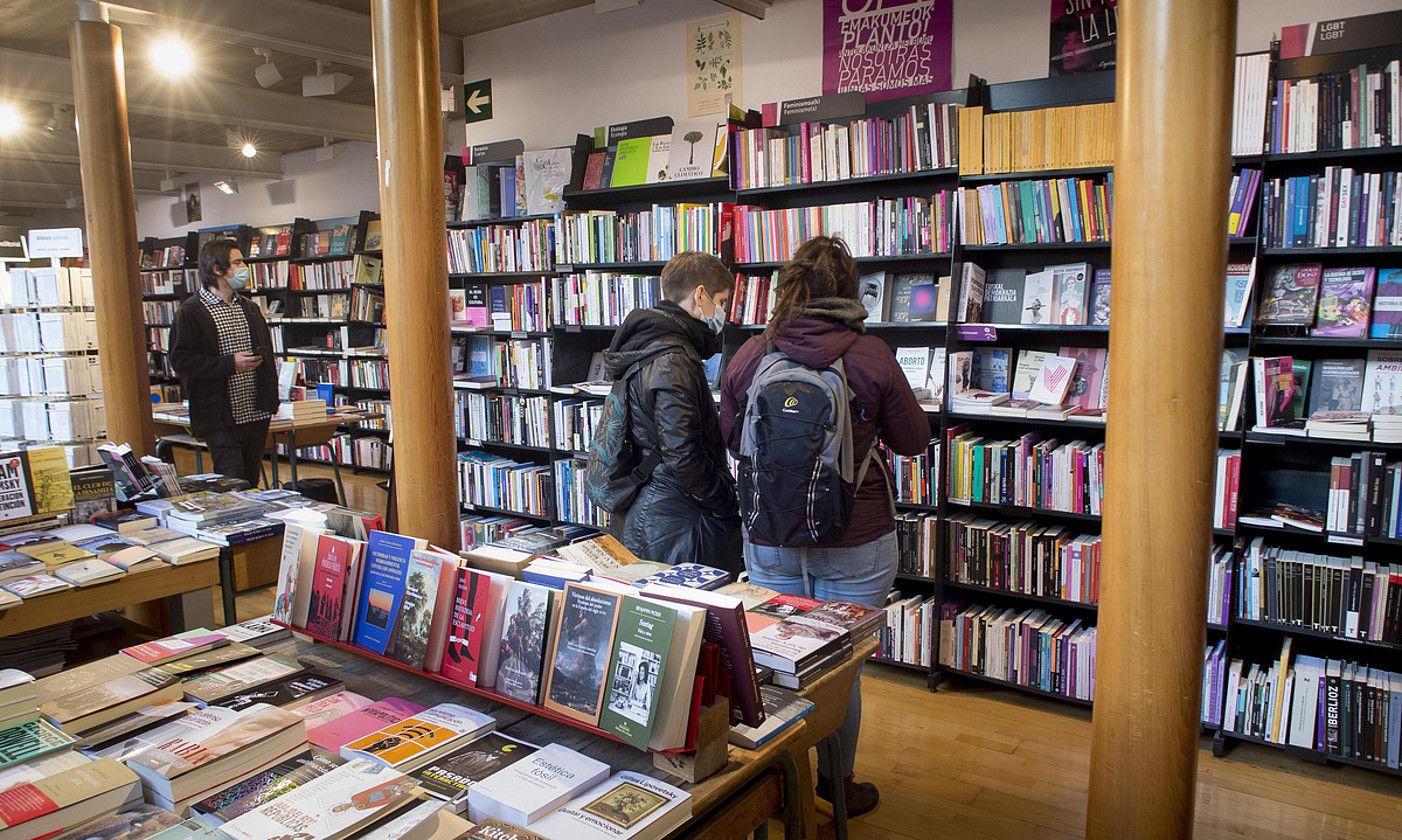 Hego Euskal Herriko hainbat liburu denda atxiki dira Todos tus libros plataformara; haien artean, Iruñeko Katakrak —irudian— eta Elkar. IÑIGO URIZ / FOKU. Hego Euskal Herriko hainbat liburu denda atxiki dira Todos tus libros plataformara; haien artean, Iruñeko Katakrak —irudian— eta Elkar. IÑIGO URIZ / FOKU.