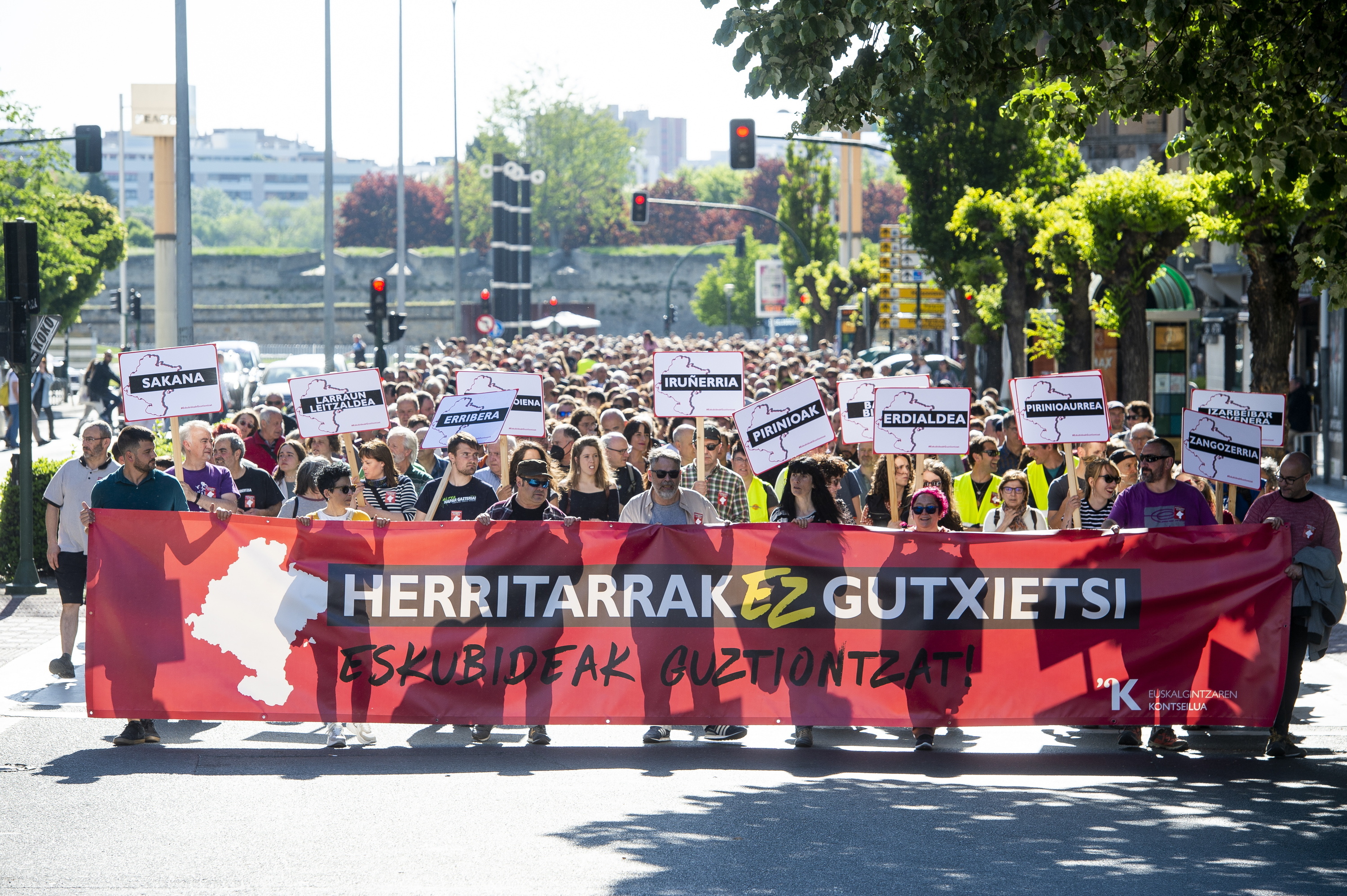 Euskalgintzaren Kontseiluak eta Behatokiak merituen dekretuaren aurka Iruñean eginiko manifestazioa. IÑIGO URIZ / FOKU