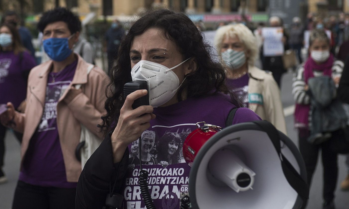 Greba luzea egin zuten Gipuzkoako zahar etxeetako langileek iaz. Irudian, ELAko kide bat iazko urrian, protestan. JUAN CARLOS RUIZ / FOKU.