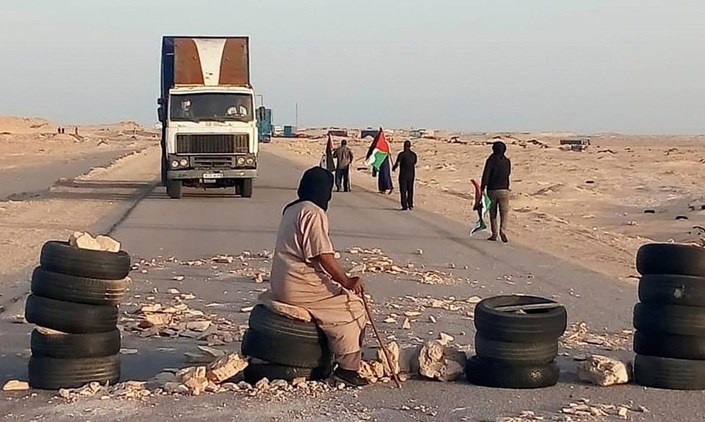 Manifestari sahararrak, joan den urriaren 21ean, Guergueraten, Mendebaldeko Sahararen eta Mauritaniaren arteko mugako errepidea ixten. LIAM BACHIR / EFE.