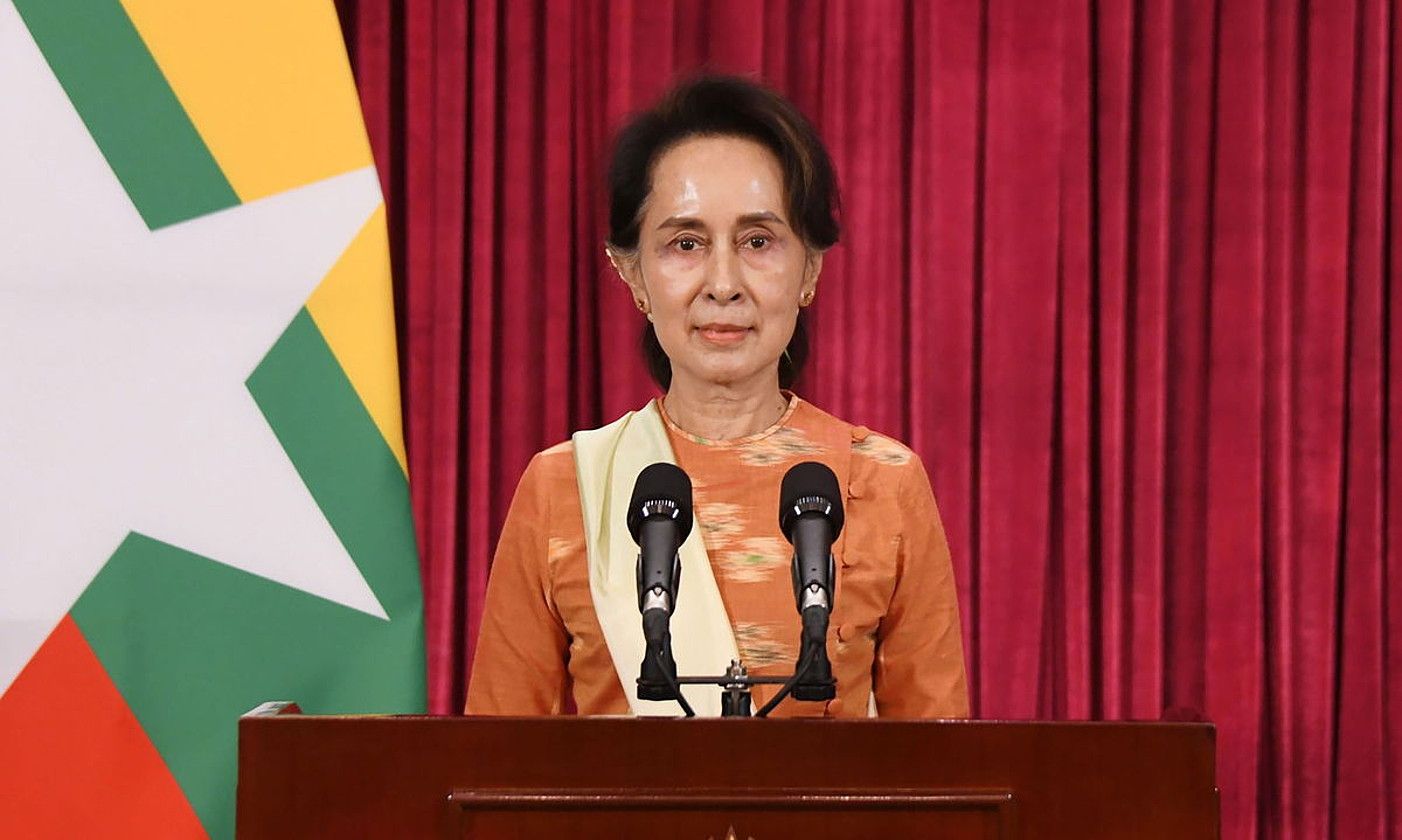 Aung San Suu Kyi Myanmarko Estatu Kontseilaria, joan den astelehenean, prentsaurreko batean. EFE.