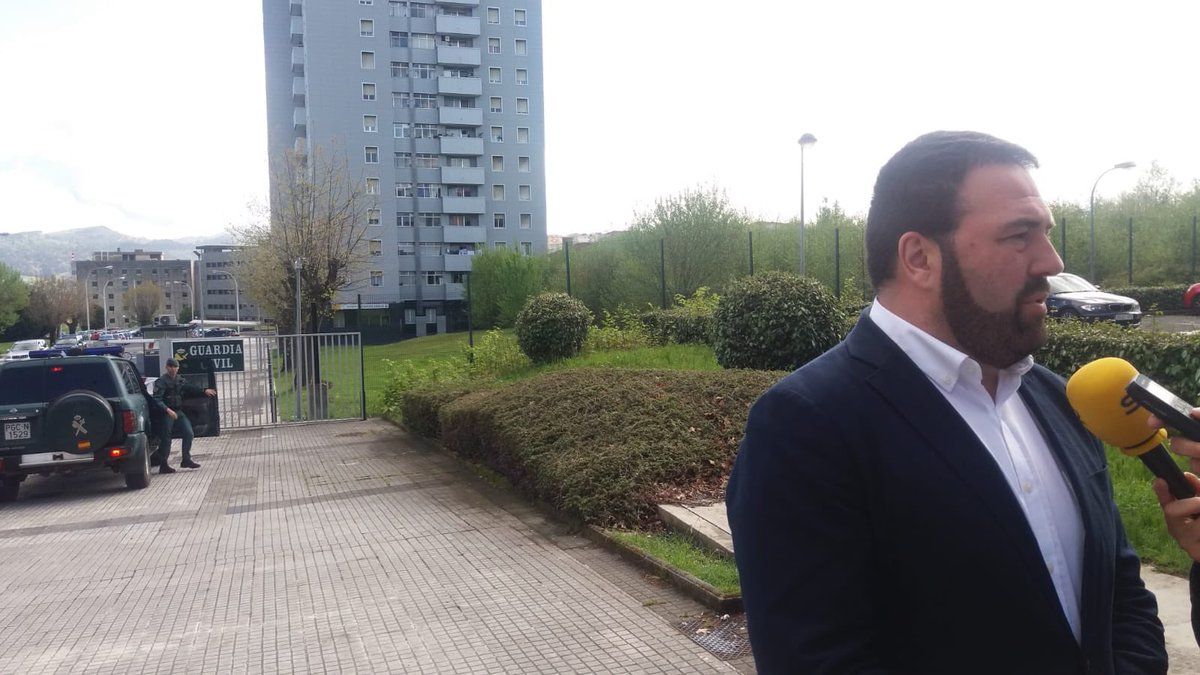 Jon Iñarritu, atzean Intxaurrondoko kuartela duela. BERRIA