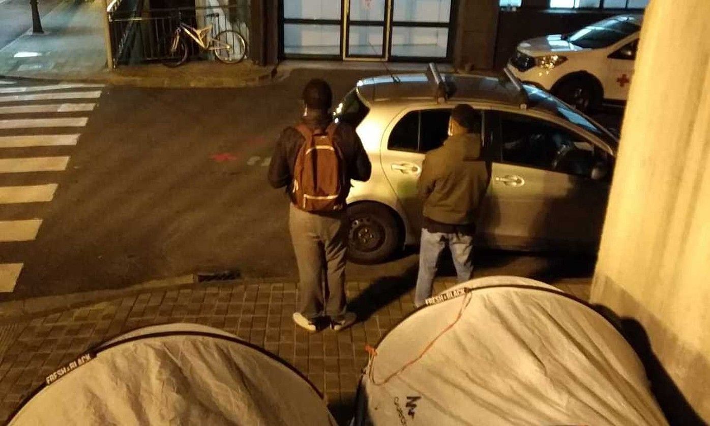 Kanpalekuaren irudia, ostiral gauean, Irunen. BERRIA. Kanpalekuaren irudia, ostiral gauean, Irunen. BERRIA.