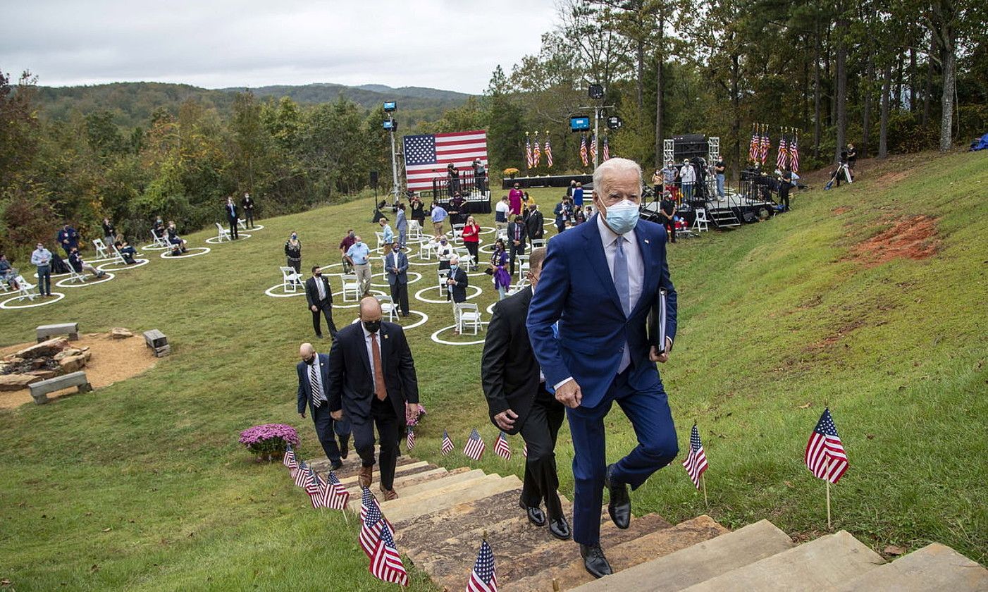 Joe Biden. AEBetako hauteskunde kanpainako agerraldi bat, maskarak jantzita eta tarteak zorrotz beteta. ALYSSA POINTER / EFE.