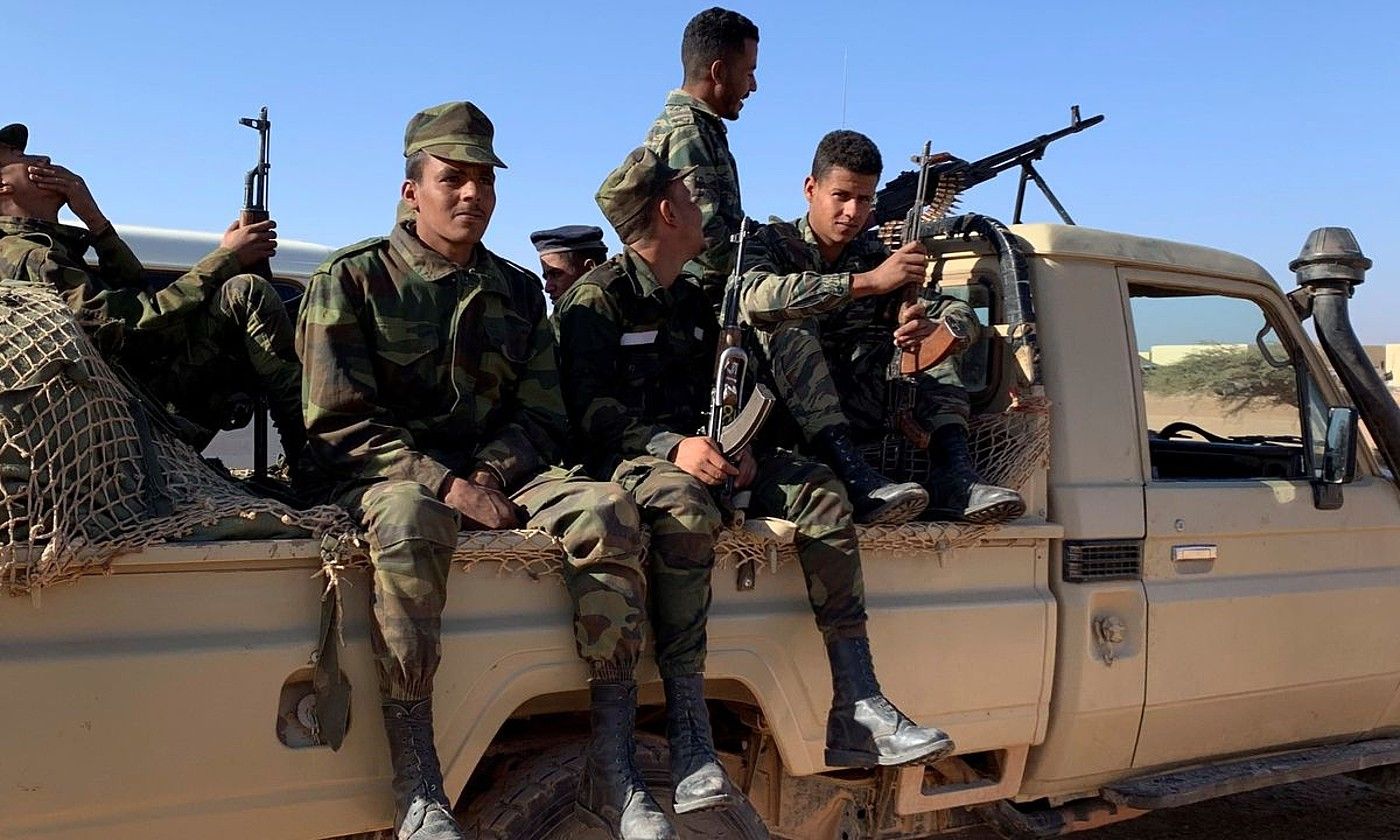 Soldadu sahararrak, atzo, Marokoren hormaren inguruan patruilatzen. JAVIER MARTIN / EFE. Soldadu sahararrak, atzo, Marokoren hormaren inguruan patruilatzen. JAVIER MARTIN / EFE.