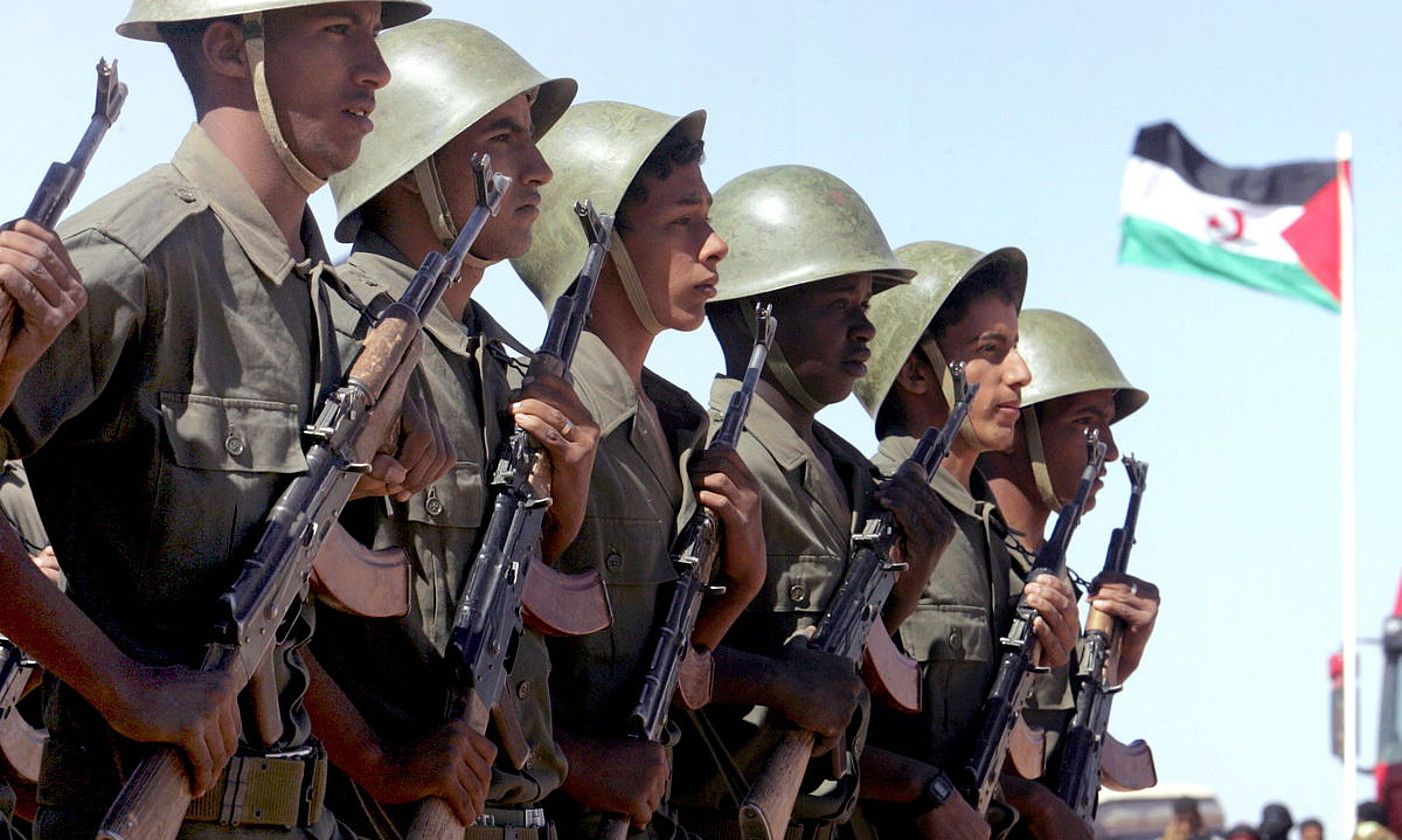 Fronte Polisarioko soldaduak, desfile militar batean, askatutako Mendebaldeko Saharako Tifariti herrian. MOHAMED MESSARA / EFE.