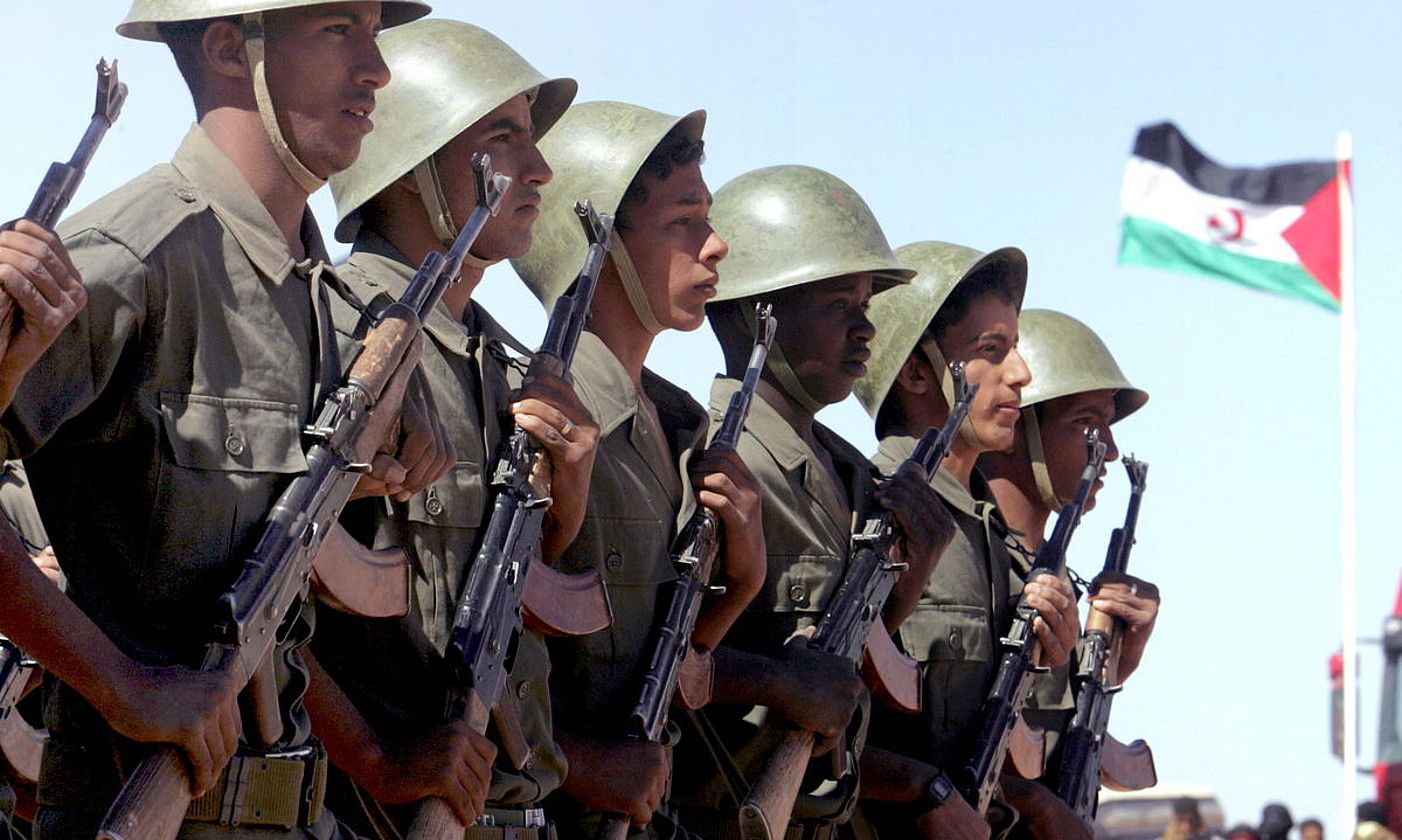 Fronte Polisarioko soldaduak, desfile militar batean, askatutako Mendebaldeko Saharako Tifariti herrian. MOHAMED MESSARA / EFE. Fronte Polisarioko soldaduak, desfile militar batean, askatutako Mendebaldeko Saharako Tifariti herrian. MOHAMED MESSARA / EFE.