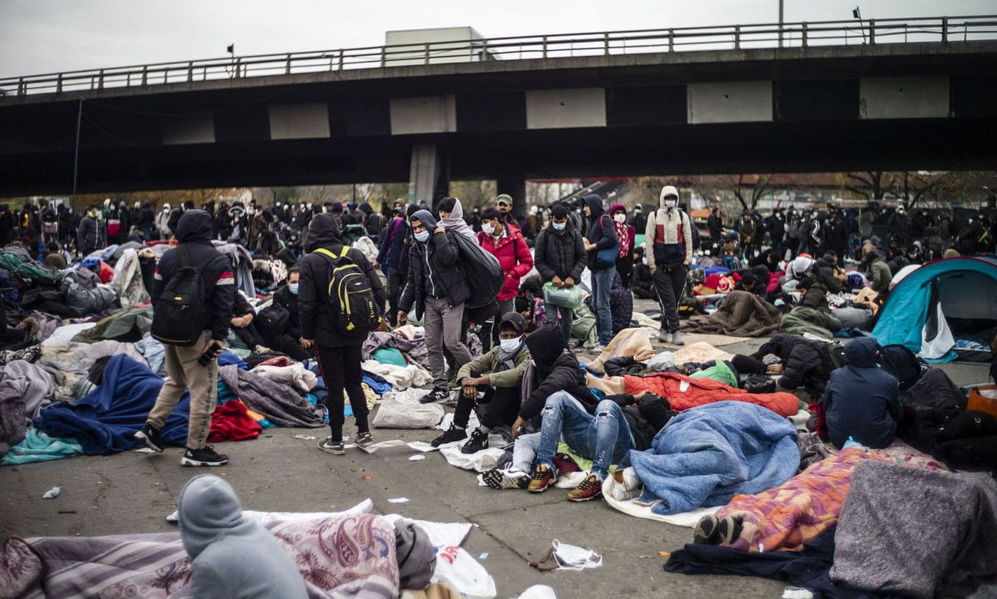 Migratzaileak ebakuatuak izateko zain, atzo, Parisen. YOAN VALA / EFE. Migratzaileak ebakuatuak izateko zain, atzo, Parisen. YOAN VALA / EFE.
