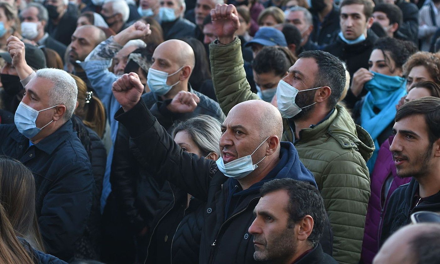 Paxinianen aurkako protesta bat Erevanen, iragan astean. L. SARGSYAN / EFE. Paxinianen aurkako protesta bat Erevanen, iragan astean. L. SARGSYAN / EFE.