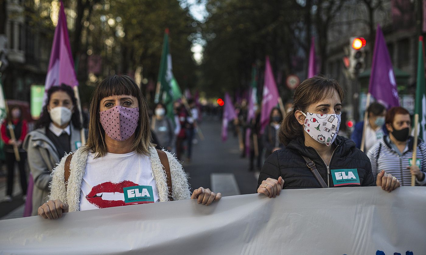 Zaintza sektoreko langileak, atzo, Bilbon egin zuten manifestazioan. ARITZ LOIOLA/ FOKU. Zaintza sektoreko langileak, atzo, Bilbon egin zuten manifestazioan. ARITZ LOIOLA/ FOKU.