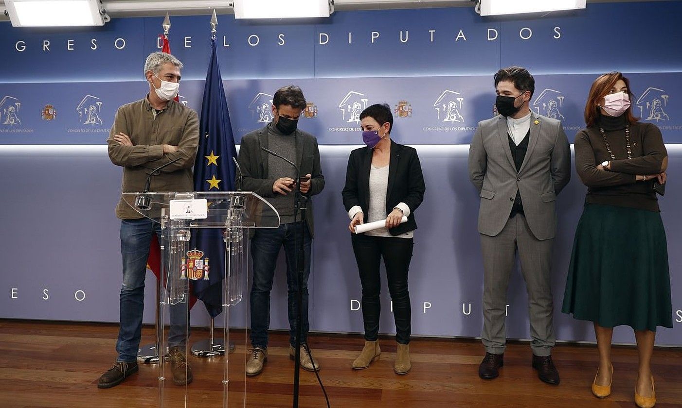 Matute (EH Bildu), Asens (UP), Aizpurua (EH Bildu), Rufian eta Telechea (ERC), atzo, Kongresuan. MARISCAL / EFE. Matute (EH Bildu), Asens (UP), Aizpurua (EH Bildu), Rufian eta Telechea (ERC), atzo, Kongresuan. MARISCAL / EFE.