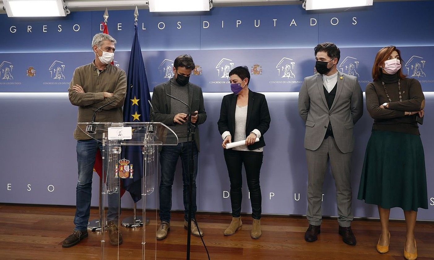 Matute (EH Bildu), Asens (UP), Aizpurua (EH Bildu), Rufian eta Telechea (ERC), atzo, Kongresuan. MARISCAL / EFE.