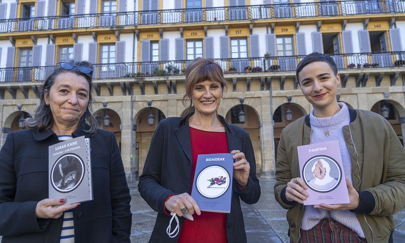 Arantzazu Fernandez, Agurtzane Intxaurraga eta Erika Olaizola, atzo goizean, Donostiako Konstituzio plazan, Ganbilako euren lanak hartuta. ANDONI CANELLADA / FOKU.