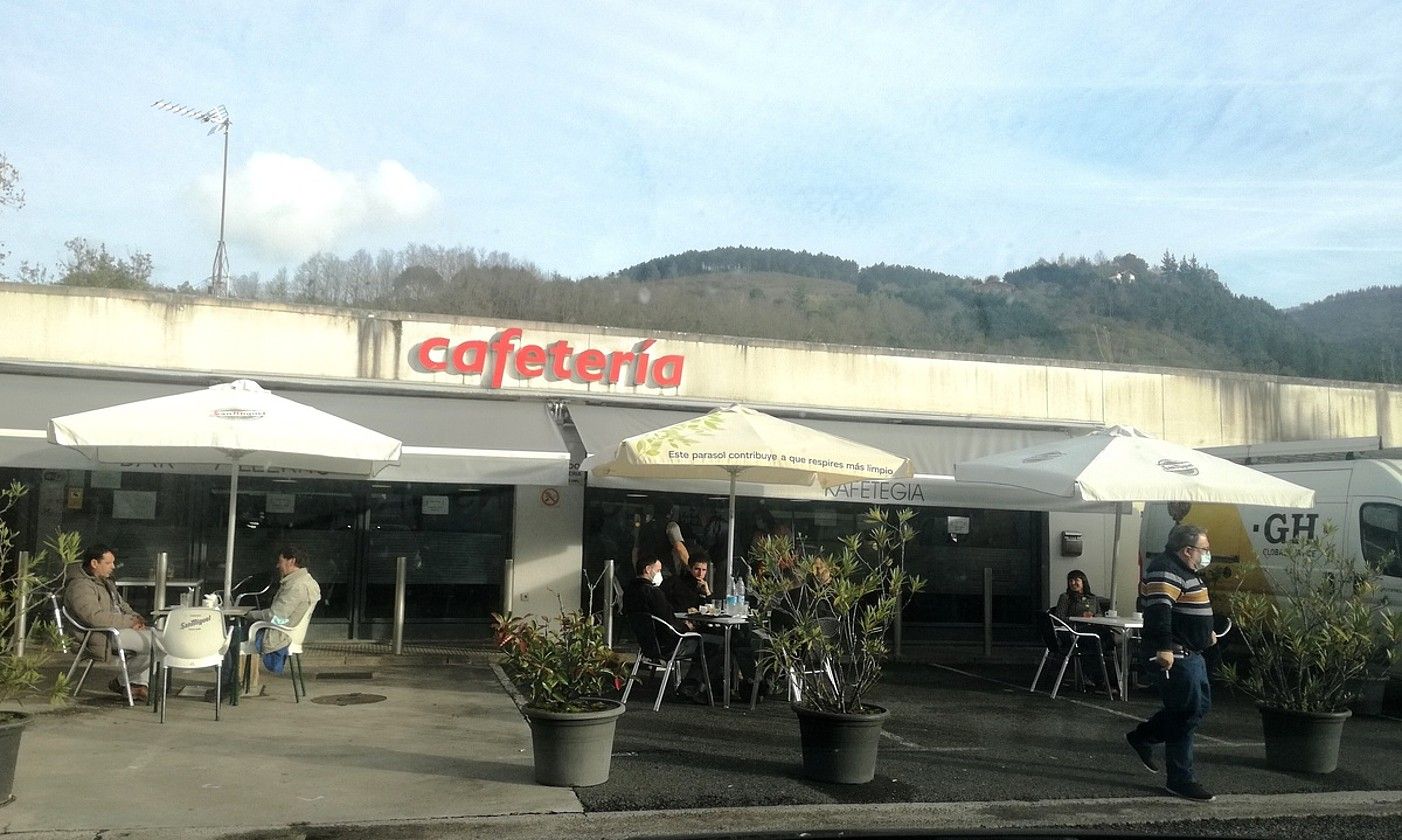Donostiatik oso gertu dagoen gasolindegi bateko terraza beterik, atzo. BERRIA. Donostiatik oso gertu dagoen gasolindegi bateko terraza beterik, atzo. BERRIA.