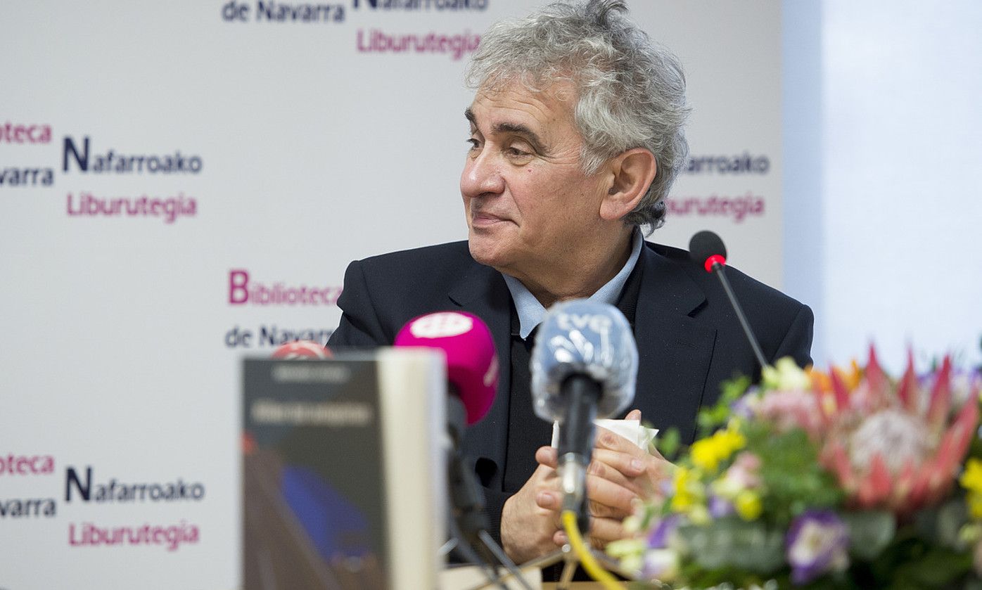 Bernardo Atxaga idazlea, atzo, Nafarroako Liburutegian, Kilker bat autopistan liburua aurkezten. IÑIGO URIZ / FOKU. Bernardo Atxaga idazlea, atzo, Nafarroako Liburutegian, Kilker bat autopistan liburua aurkezten. IÑIGO URIZ / FOKU.