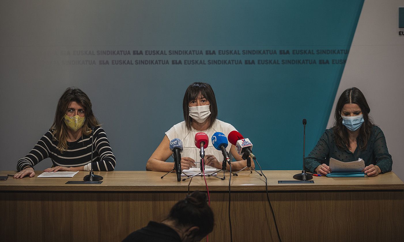 ELAko Jone Bengoetxea, Iratxe Ordorika eta Zuriñe Kintana, atzo Bilbon eginiko agerraldian. ARITZ LOIOLA / FOKU. ELAko Jone Bengoetxea, Iratxe Ordorika eta Zuriñe Kintana, atzo Bilbon eginiko agerraldian. ARITZ LOIOLA / FOKU.