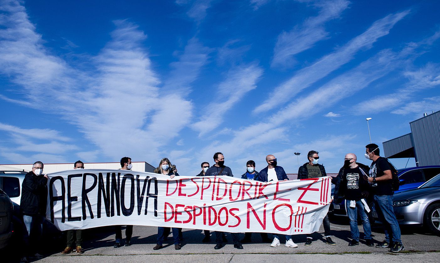 Aernnovak Berantevillan duen plantako langile talde bat, atzo, kaleratzeen aurkako protesta batean. RAUL BOGAJO / FOKU.