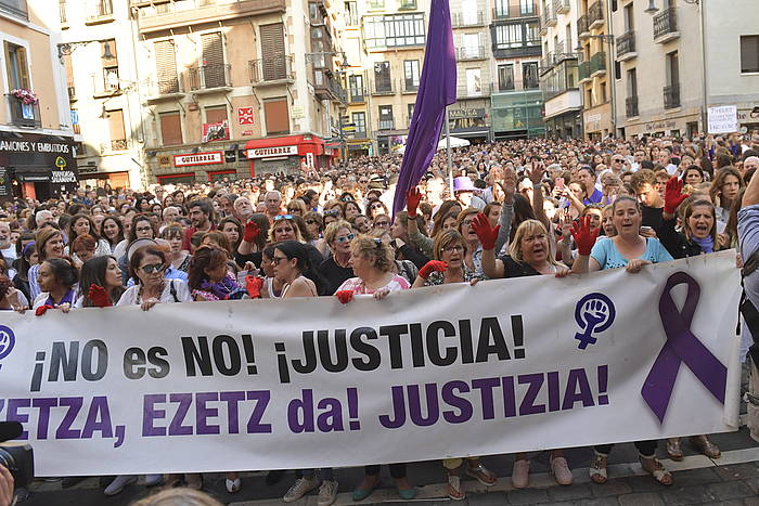 Irueko 2016ko sanferminetako sexu erasotzaileak aske uztearen kontrako manifestazio bat, iaz, Iruñean. IDOIA ZABALETA, FOKU