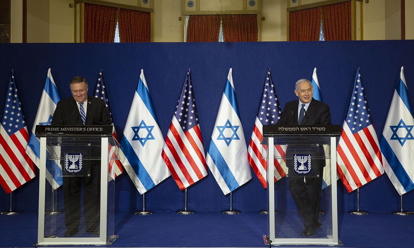 Mike Pompeo AEBetako Estatu idazkaria eta Benjamin Netanyahu Israelgo lehen ministroa, atzo, Jerusalemen, prentsaurreko batean. MAYA ALLERUZZO / EFE. Mike Pompeo AEBetako Estatu idazkaria eta Benjamin Netanyahu Israelgo lehen ministroa, atzo, Jerusalemen, prentsaurreko batean. MAYA ALLERUZZO / EFE.