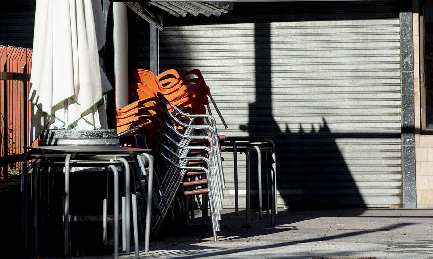 Taberna bat itxita, asteon, Igorren (Bizkaia). Bertze hamabortz egunez gutxienez jarraituko dute horrela. RAUL BOGAJO / FOKU.