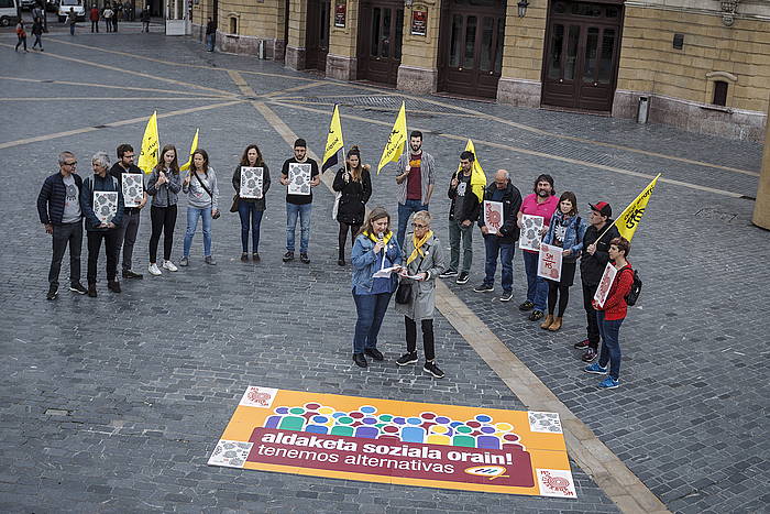 Ongi Etorri Errefuxiatuak plataformaren eta Eskubide Sozialen Kartak gaur goizean Bilbon egin duten agerraldiko irudia. ARITZ LOIOLA, FOKU