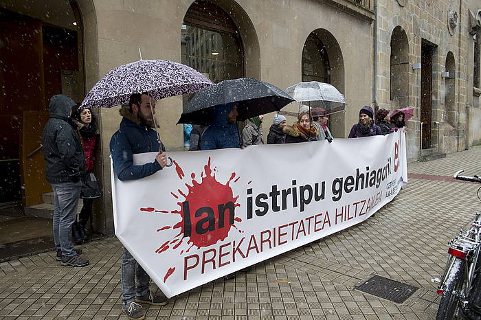 Gehiengo sindikala osatzen duten ELA, LAB, ESK, Steilas, EHNE eta Hiru sindkatuak, lan istripu bat salatzeko elkarretaratzean, joan den otsailean, Iruñean. IñIGO URIZ, FOKU