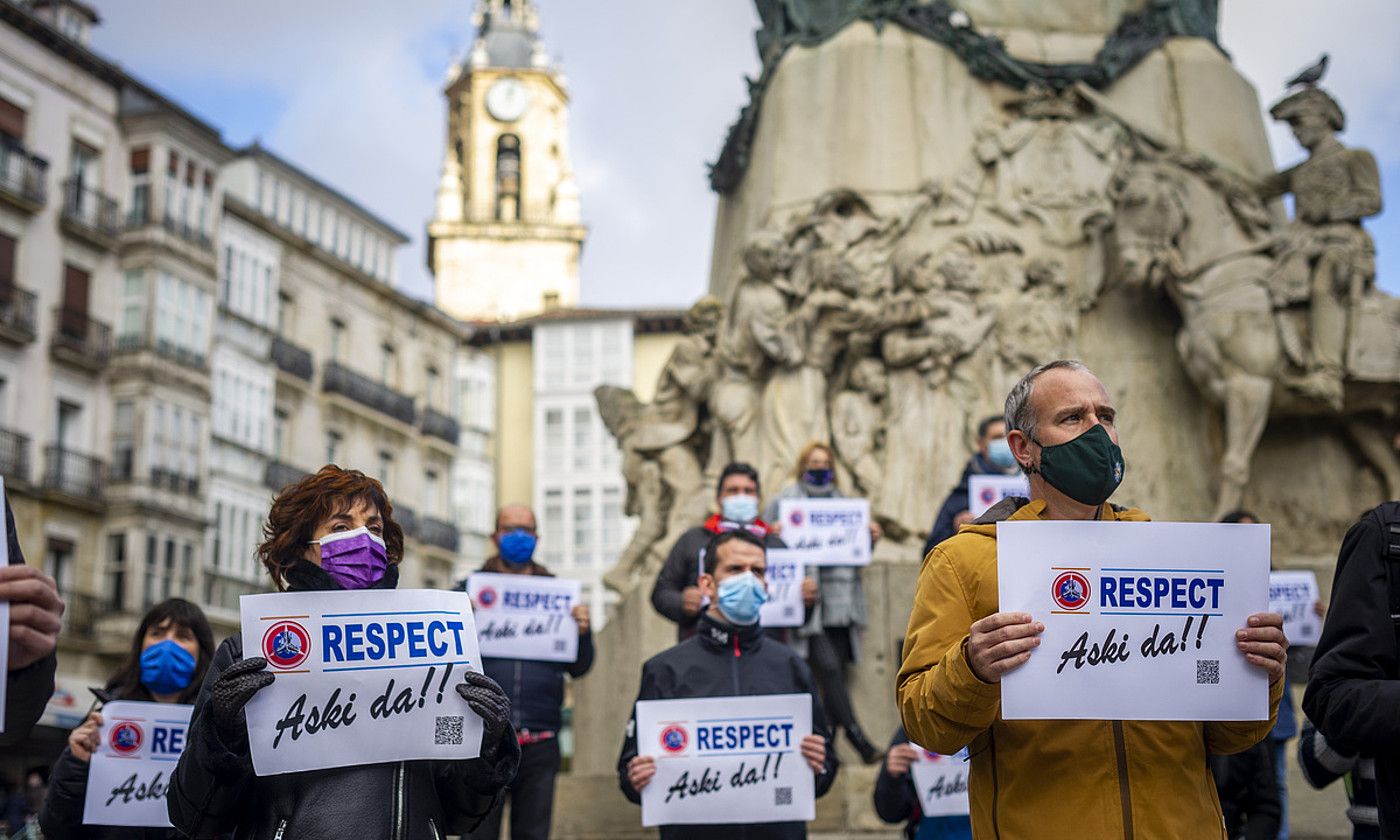 Mercedeseko langileek atzo Gasteizen, Andre Mari Zuriaren plazan, eginiko protesta elkarretaratzea. JAIZKI FONTANEDA / FOKU.