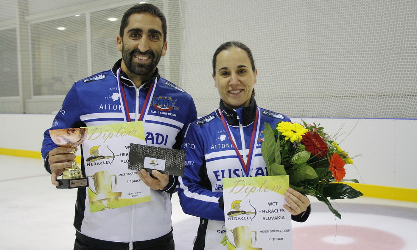Mikel Unanue eta Oihane Otaegi, Eslovakian lortutako garaikurrekin. PAULINA HAJDUK.