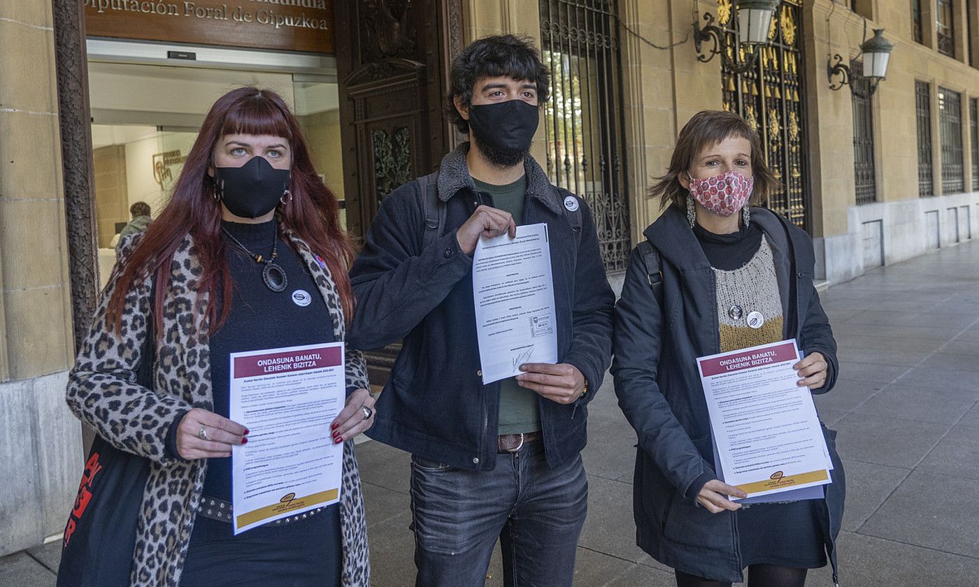 Euskal Herriko Eskubide Sozialen Gutuneko kideak, atzo, Gipuzkoako Aldundiaren egoitzaren aurrean. ANDONI CANELLADA / FOKU. Euskal Herriko Eskubide Sozialen Gutuneko kideak, atzo, Gipuzkoako Aldundiaren egoitzaren aurrean. ANDONI CANELLADA / FOKU.