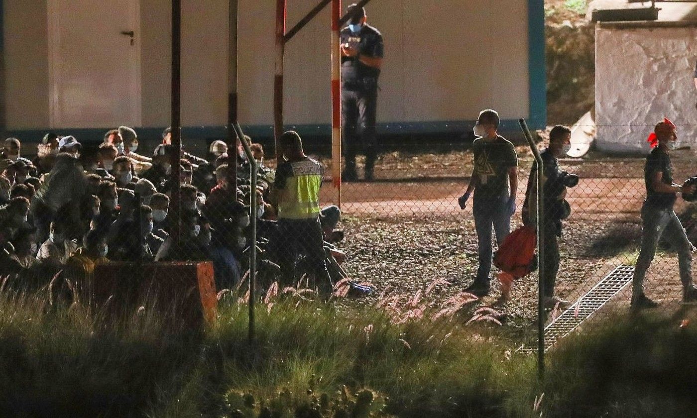 Kanaria uharteetara iritsitako migratzaile talde bat, Barranco Seco kanpalekura sartzeko zain, joan den asteazkenean. ELVIRA URQUIJO A. / EFE. Kanaria uharteetara iritsitako migratzaile talde bat, Barranco Seco kanpalekura sartzeko zain, joan den asteazkenean. ELVIRA URQUIJO A. / EFE.