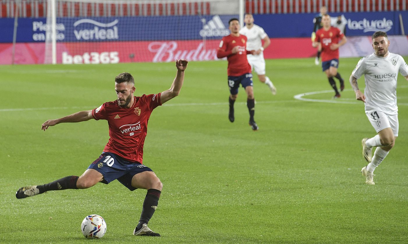 Roberto Torres erdiraketa bat egiten atzoko partidan. IDOIA ZABALETA / FOKU. Roberto Torres erdiraketa bat egiten atzoko partidan. IDOIA ZABALETA / FOKU.