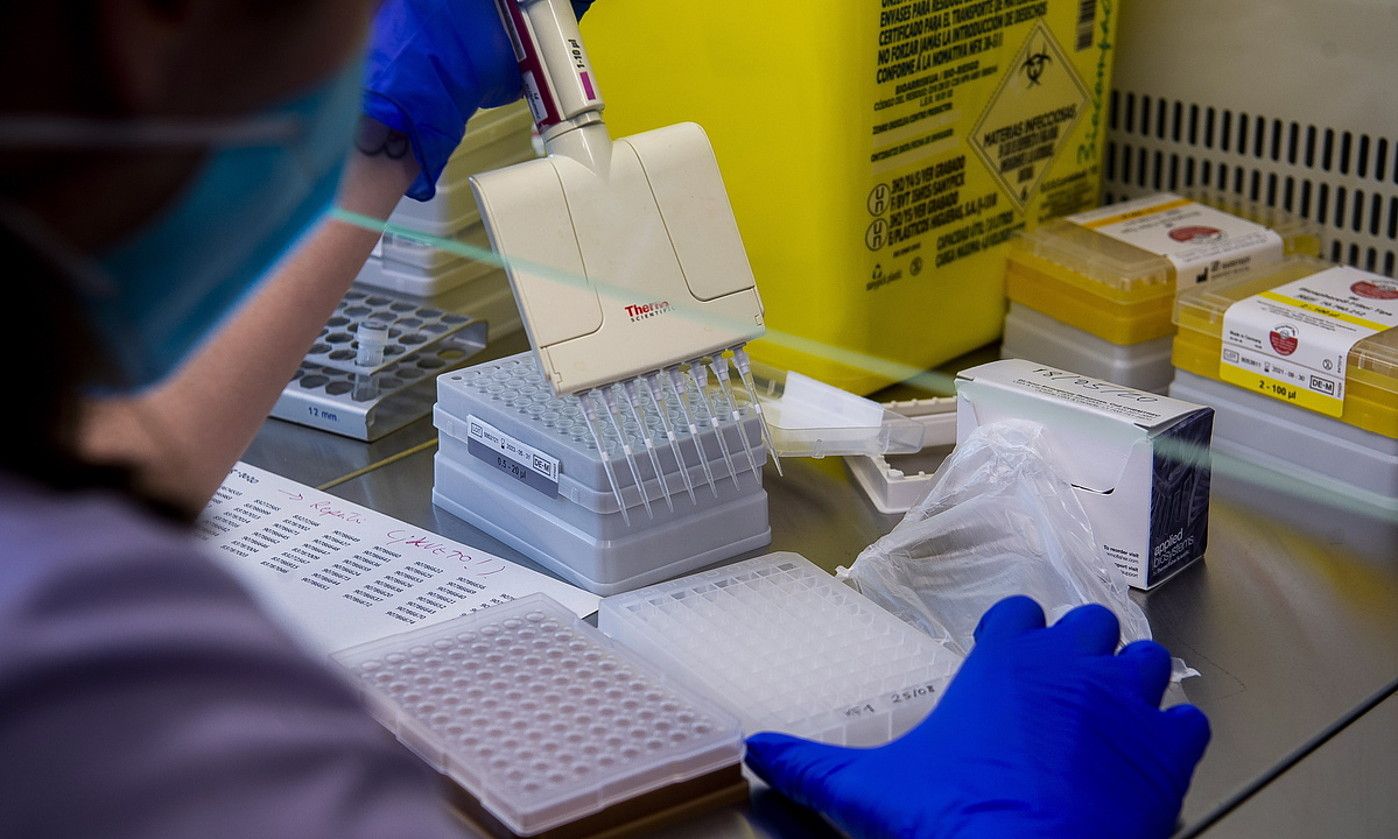 PCR probak Gurutzetako ospitalean, artxiboko irudi batean. L. JAUREGIALTZO / FOKU. PCR probak Gurutzetako ospitalean, artxiboko irudi batean. L. JAUREGIALTZO / FOKU.