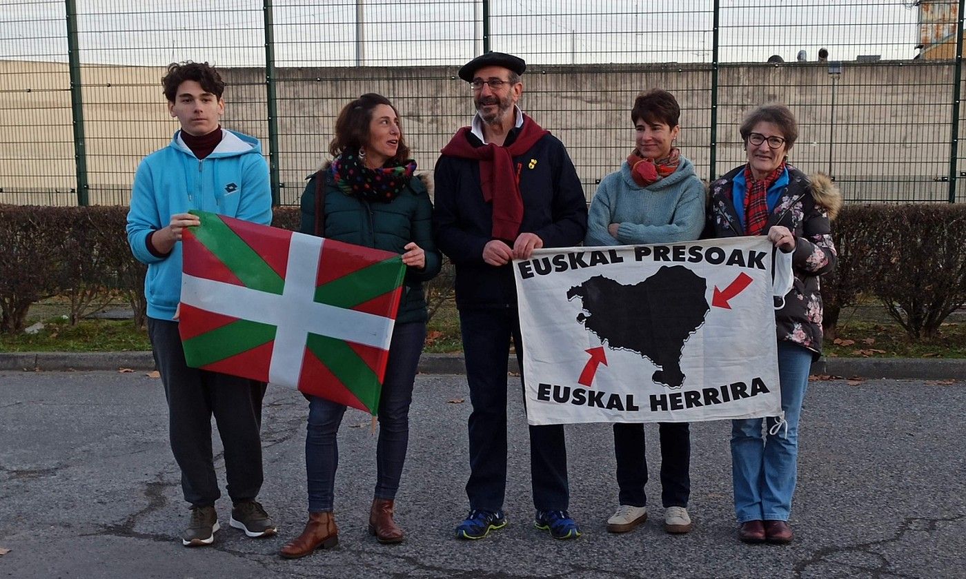 Frederic Haranburu Xistor euskal presoa, Lannemezango presondegi kanpoan, bere senideek inguratua. BERRIA.