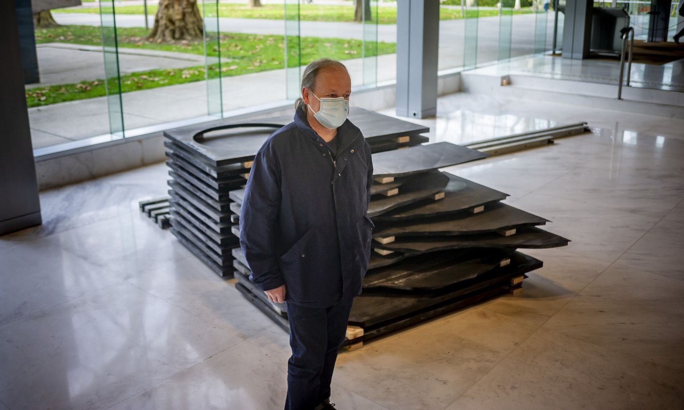 Ibon Aranberri artista Bilboko Arte Ederren Museoko sarreran, atzealdean, Zulo beltzen geometria lana daukala. JAIZKI FONTANEDA / FOKU. Ibon Aranberri artista Bilboko Arte Ederren Museoko sarreran, atzealdean, Zulo beltzen geometria lana daukala. JAIZKI FONTANEDA / FOKU.