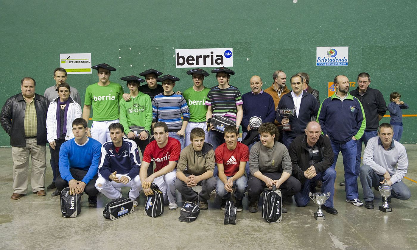 Zutik, ezkerretik bosgarrena da Altuna, eta seigarrena, Jaka. Ezkerretik hamargarrena da Xalton Zabala. ANDONI CANELLADA / FOKU.