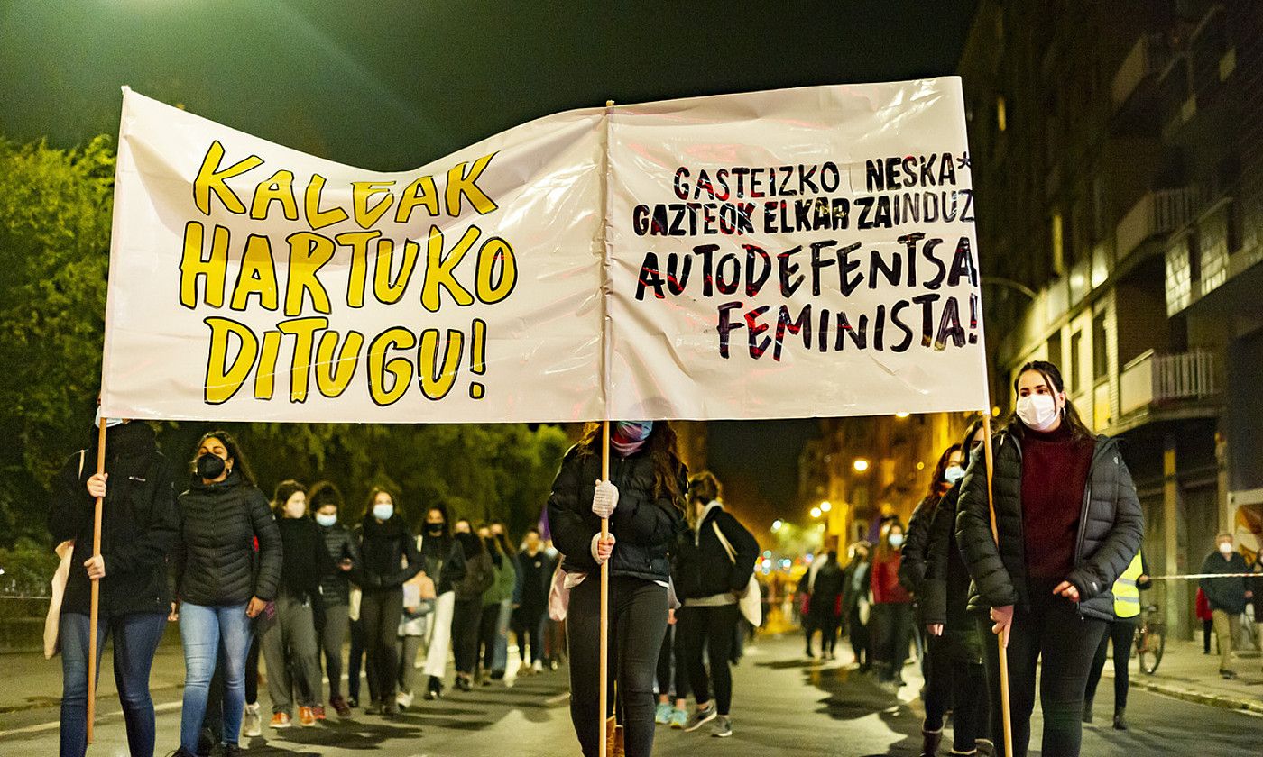 Mugimendu feministak deituta, manifestazioa egin zuten atzo arratsaldean Gasteizen. JAIZKI FONTANEDA/ FOKU.