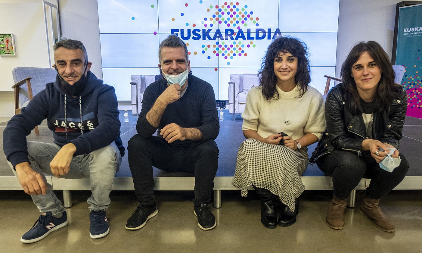 Alex Sardui, Rafa Rueda eta Maria Rivero musikariak, atzo egindako mahai inguruaren aurretik. Eskuinetik bigarrena, Leire Palacios moderatzailea. JON URBE / FOKU.