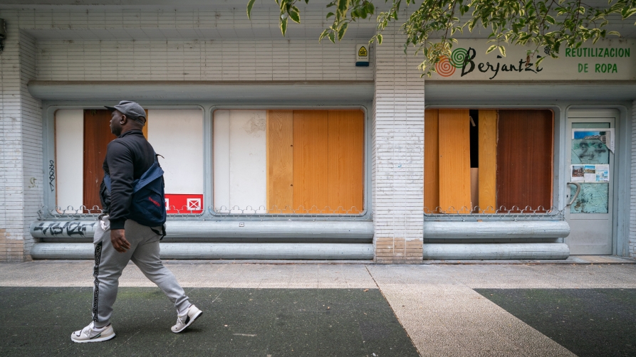 Gasteizko Errota auzoan okupatuta dagoen lokaletako bat. ENDIKA PORTILLO/ FOKU Gasteizko Errota auzoan okupatuta dagoen lokaletako bat. ENDIKA PORTILLO/ FOKU
